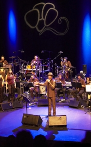 Santiago Auserón con la Original Jazz Orquestra del Taller de Músics de Barcelona