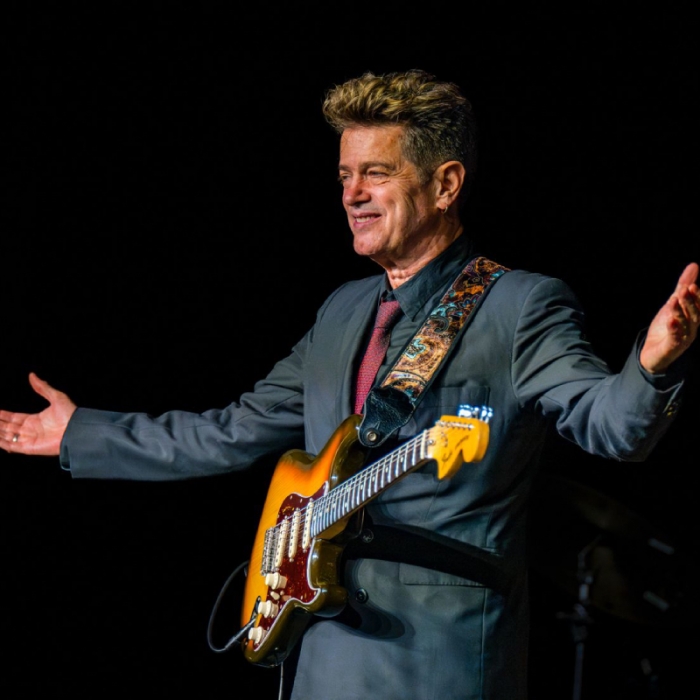El magisterio popular de Santiago Auserón desata emociones a su paso por Universal Music Festival.