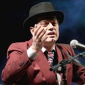 Juan Perro navega el Río Negro sobre la guitarra de Vinyals