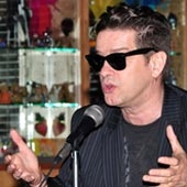 Expone Santiago Auserón en el CECUT hallazgos sobre las raíces negras de la música española