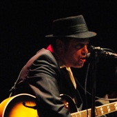 El teatro levitó con Juan Perro y su trío musical