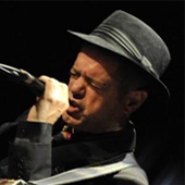 Un teatro en pie ovaciona las casi tres horas de concierto de Juan Perro